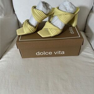 NEW IN BOX Dolce Vita Pilton heeled sandal size 7 Lemon cream